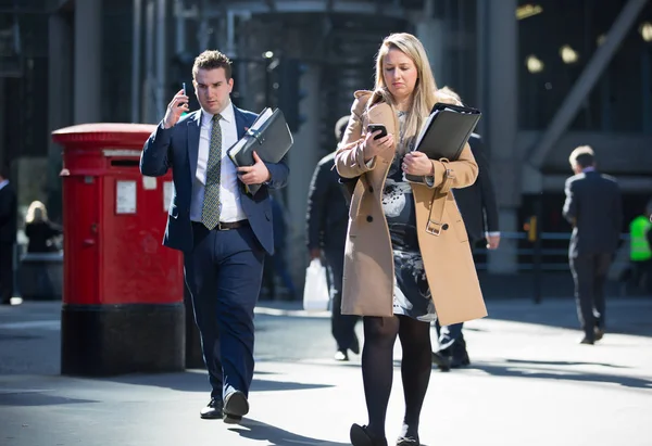 Grup Londra street şehirde yürüyüş iş adamları. Modern meşgul iş hayat kavramı.