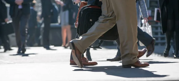 Voeten van mensen uit het bedrijfsleven lopen in de City of London. Drukke moderne leven concept. — Stockfoto