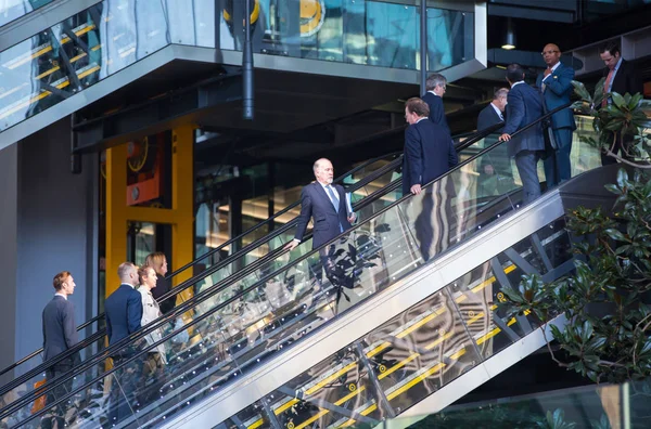 Homens de negócios na escada rolante. Cidade de Londres entrada do edifício de escritórios — Fotografia de Stock