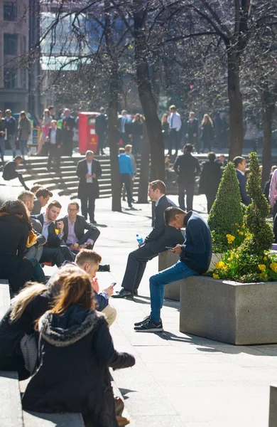 Grup Londra street şehirde yürüyüş iş adamları. Modern meşgul iş hayat kavramı.
