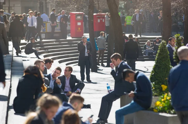 Groupe de gens d'affaires marchant dans la rue City of London. Concept moderne de vie professionnelle occupée . — Photo