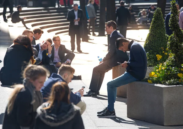 Gruppe von Geschäftsleuten zu Fuß in der City of london street. modernes Konzept für geschäftiges Geschäftsleben. — Stockfoto