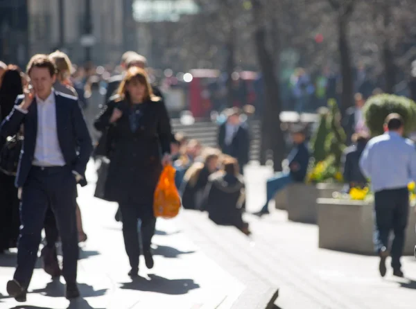 Wazig beeld van het lopen van mensen uit het bedrijfsleven in de City of London. Verenigd Koninkrijk — Stockfoto