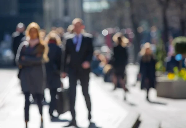 Wazig beeld van het lopen van mensen uit het bedrijfsleven in de City of London. Verenigd Koninkrijk — Stockfoto