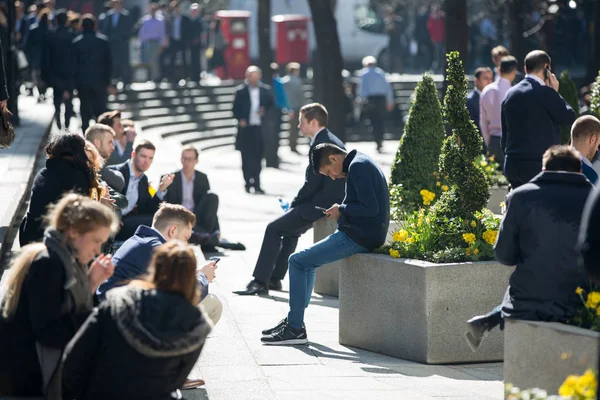 Un gruppo di uomini d'affari che camminano per la City di Londra. Moderno business occupato concetto di vita . — Foto Stock