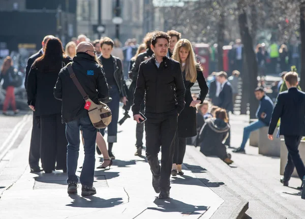 Ομάδα από επιχειρηματίες, το περπάτημα στην πόλη του δρόμο του Λονδίνου. Σύγχρονη απασχολημένος επιχειρηματική ιδέα ζωής. — Φωτογραφία Αρχείου