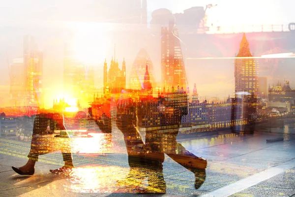 Mensen uit het bedrijfsleven City of London, meerdere blootstelling beeld omvatten Volksgeschiedenis silhouetten en gebouwen van de City of London. Concept van het moderne leven — Stockfoto