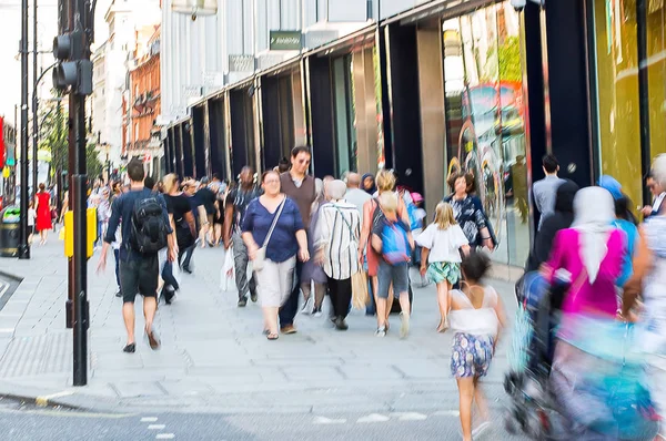 Calle Oxford y gente caminando. Londres Reino Unido — Foto de Stock