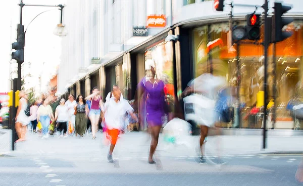 Oxford street a chodící lidé. Londýn Velká Británie — Stock fotografie