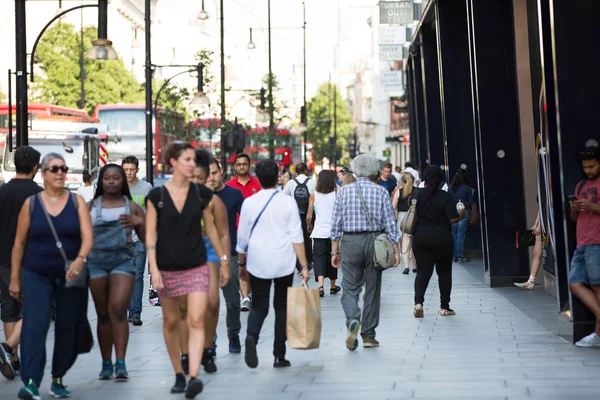 Oxford street ve yürüyen insanlar. Londra İngiltere — Stok fotoğraf