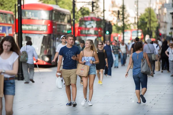 Calle Oxford y gente caminando. Londres Reino Unido — Foto de Stock