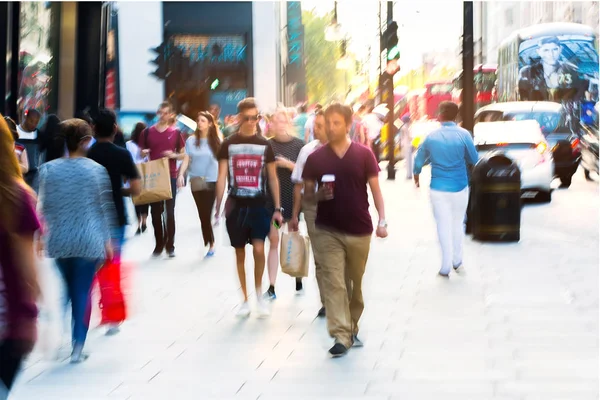 Oxford street och vandrande folk. London Storbritannien — Stockfoto