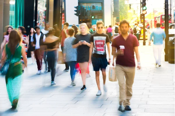 Oxford street och vandrande folk. London Storbritannien — Stockfoto