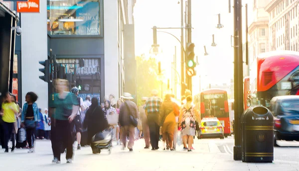 Oxford street a chodící lidé. Londýn Velká Británie — Stock fotografie