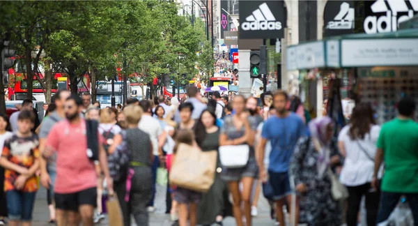 Oxford street en wandelende mensen. Londen Verenigd Koninkrijk — Stockfoto