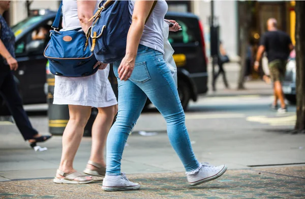 Pés de pedestres andando na passadeira na rua Oxford, Londres. Conceito de vida moderna, viagens e compras — Fotografia de Stock