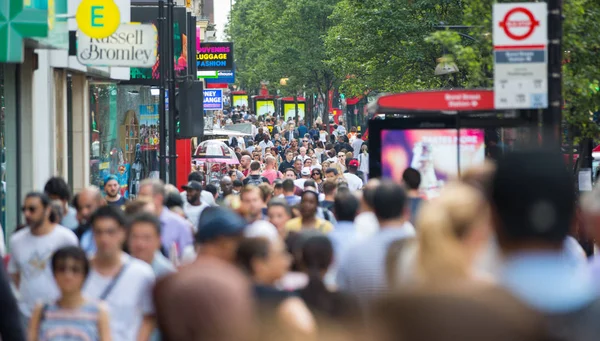 Oxford street und walking people. London, Großbritannien — Stockfoto