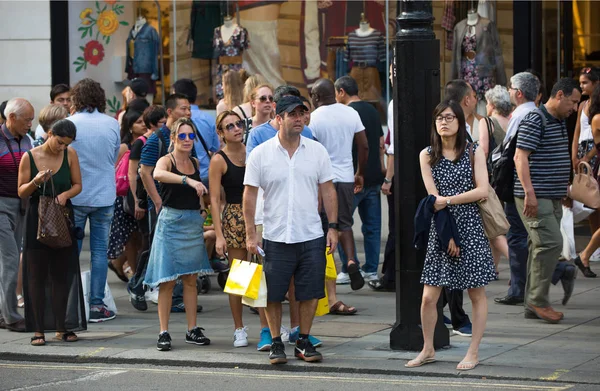 Оксфорд стрит и ходячие люди. Лондон Великобритания — стоковое фото