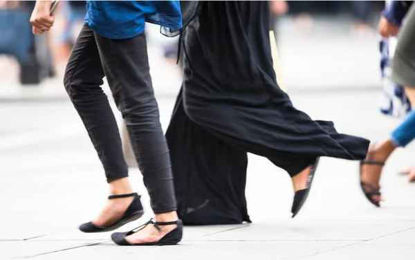 Füße von Fußgängern, die auf dem Zebrastreifen in der Oxford Street in London gehen. modernes Lebens-, Reise- und Einkaufskonzept — Stockfoto