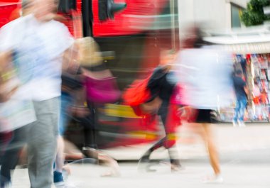 Oxford street ve yürüyen insanlar. Londra İngiltere