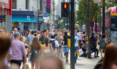 Oxford street ve yürüyen insanlar. Londra İngiltere