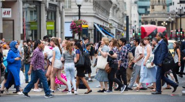 Oxford circus Kavşağı, Londra, İngiltere'de geçiş insanlar