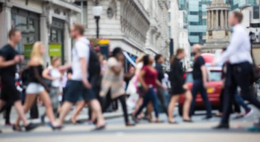 İnsanlar yürümekten bulanıklık. Görüntü arka plan için. Londra İngiltere