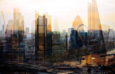 Şehir Londra gün batımında. Londra mali ARIA gökdelenler ile birden fazla pozlama görüntü içerir