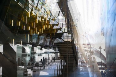 Modern mimarisi, yürüyen merdiven, destekleyici metal kiriş, Bilet makine ile tren istasyonu. Birden fazla pozlama görüntü