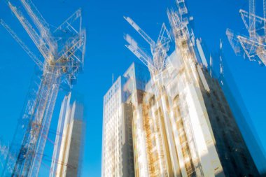 Birden fazla pozlama görüntü inşaat şantiye Londra'nın merkezinde. Vinçler ve beton daralma mavi gökyüzü karşı.