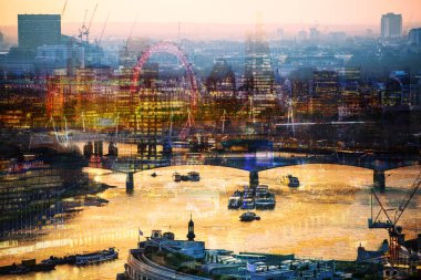 Şehir Londra gün batımında. Londra mali ARIA gökdelenler ile birden fazla pozlama görüntü içerir