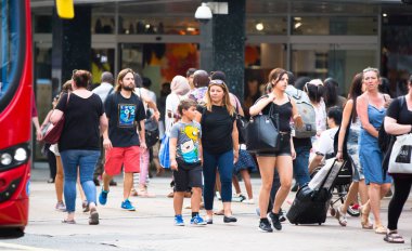 Oxford circus Kavşağı, Londra, İngiltere'de geçiş insanlar