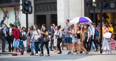 Oxford circus Kavşağı, Londra, İngiltere'de geçiş insanlar