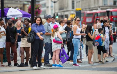 Oxford circus Kavşağı, Londra, İngiltere'de geçiş insanlar