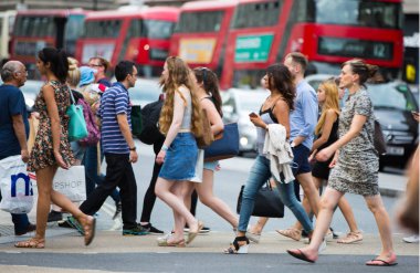 Oxford circus Kavşağı, Londra, İngiltere'de geçiş insanlar
