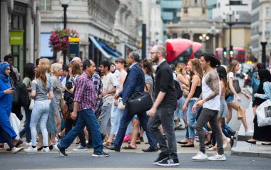 Oxford circus Kavşağı, Londra, İngiltere'de geçiş insanlar