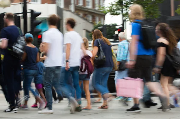 Oxford street και το περπάτημα ανθρώπων. Λονδίνο, Ηνωμένο Βασίλειο — Φωτογραφία Αρχείου