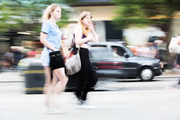 Oxford street a chodící lidé. Londýn Velká Británie — Stock fotografie