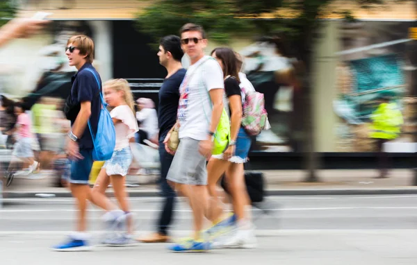 Oxford street ve yürüyen insanlar. Londra İngiltere