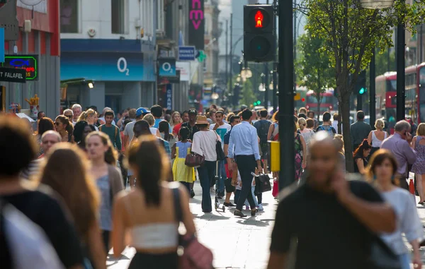 Oxford street och vandrande folk. London Storbritannien — Stockfoto