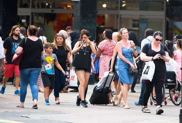 Oxford street ve yürüyen insanlar. Londra İngiltere — Stok fotoğraf