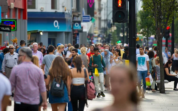 牛津街和走路的人。英国伦敦 — 图库照片