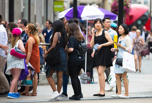 Oxford circus Kavşağı, Londra, İngiltere'de geçiş insanlar — Stok fotoğraf