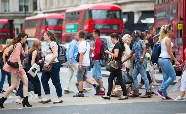 Menschen überqueren die Oxford Circus Kreuzung, London, Großbritannien — Stockfoto