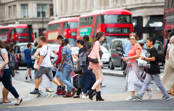 人们在横过牛津马戏团交界处，伦敦，英国 — 图库照片