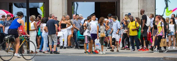 Oxford circus Kavşağı, Londra, İngiltere'de geçiş insanlar — Stok fotoğraf