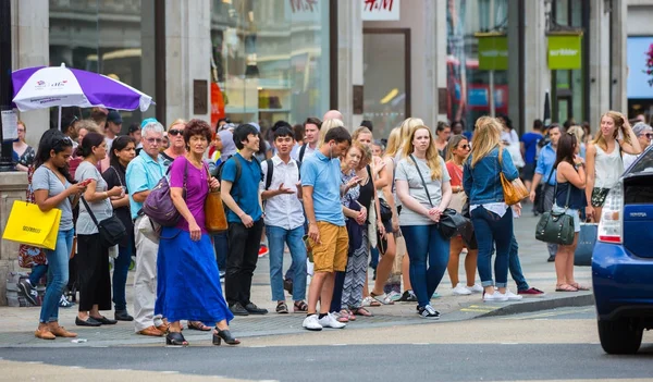 People crossing the Oxford circus junction, London, UK — Stock Photo, Image