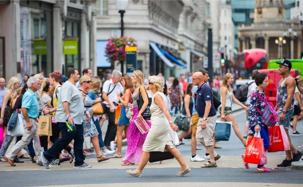 イギリス ロンドン オックスフォード サーカス交差点を渡る人々 — ストック写真