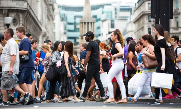 Gente cruzando el cruce del circo de Oxford, Londres, Reino Unido — Foto de Stock