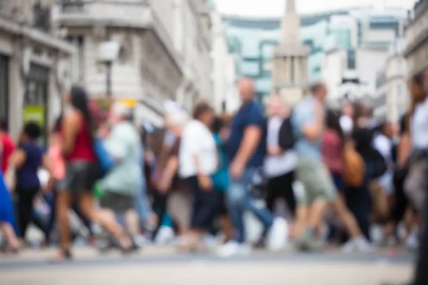 散歩する人々 のぼかし。背景のイメージです。英国ロンドン — ストック写真